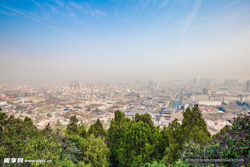 俯瞰城市与葱郁山林景观