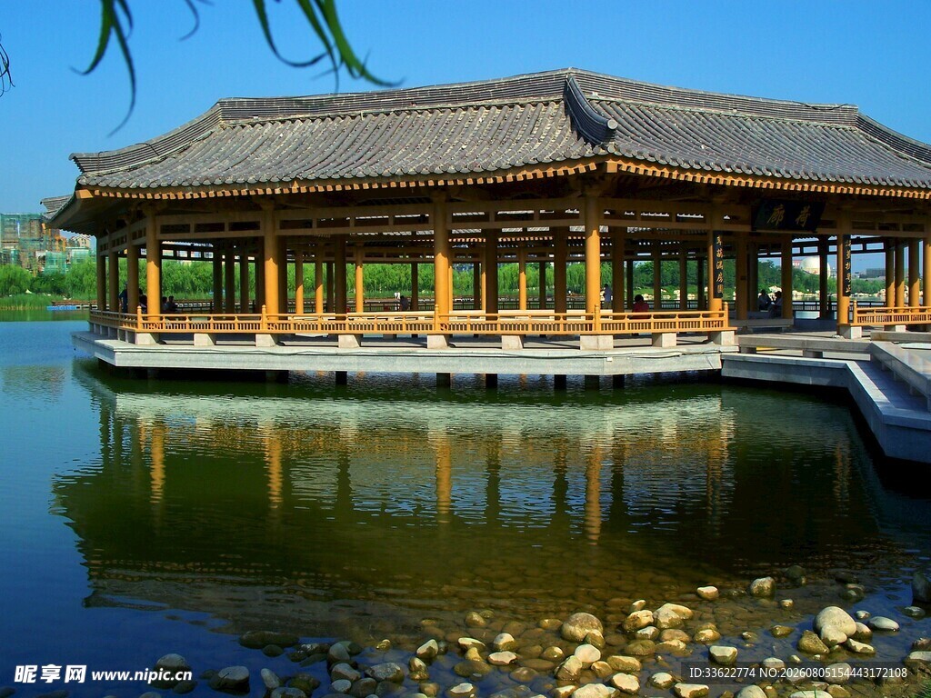 湖畔中式水上亭阁美景