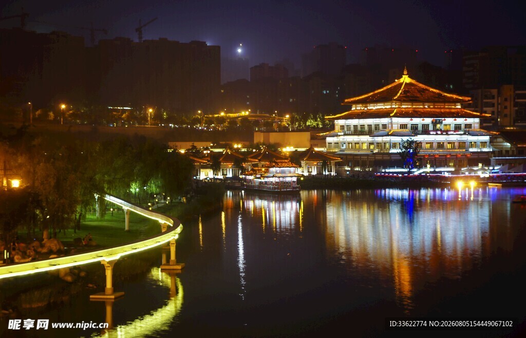 江边璀璨夜景中的华丽建筑