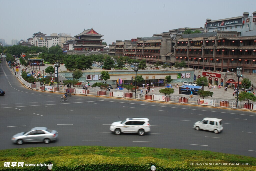 城市道路与周边建筑景观