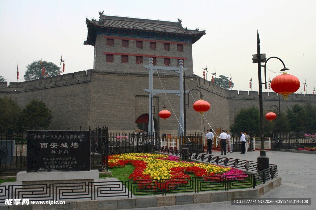 西安古城墙前的美丽景致