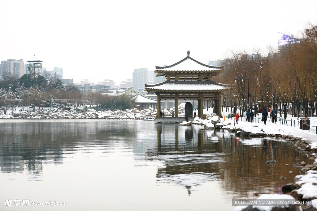 雪后湖畔古亭美景