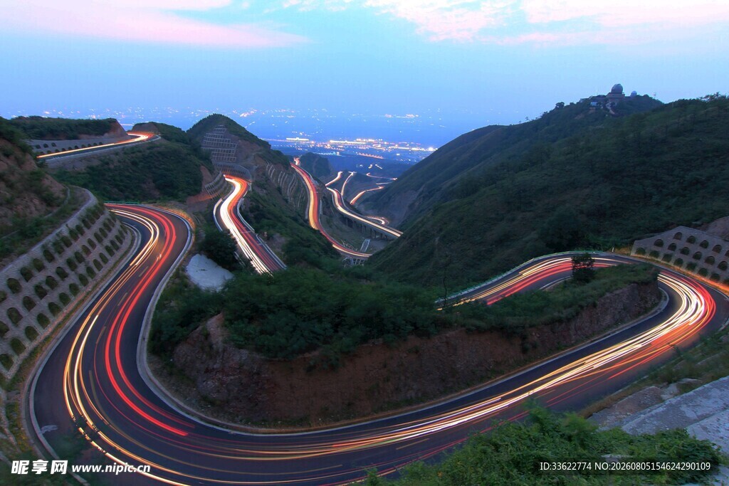 山间公路绚丽光影奇观