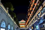 古街夜景璀璨迷人