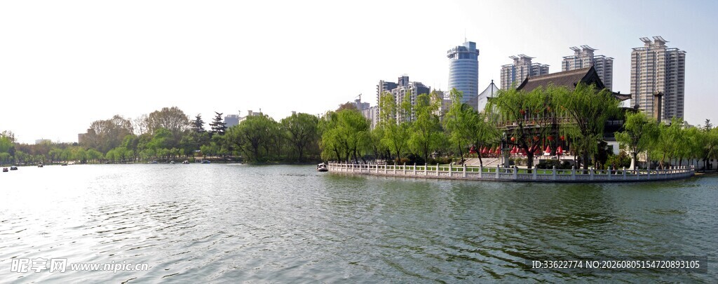 城市湖畔风景