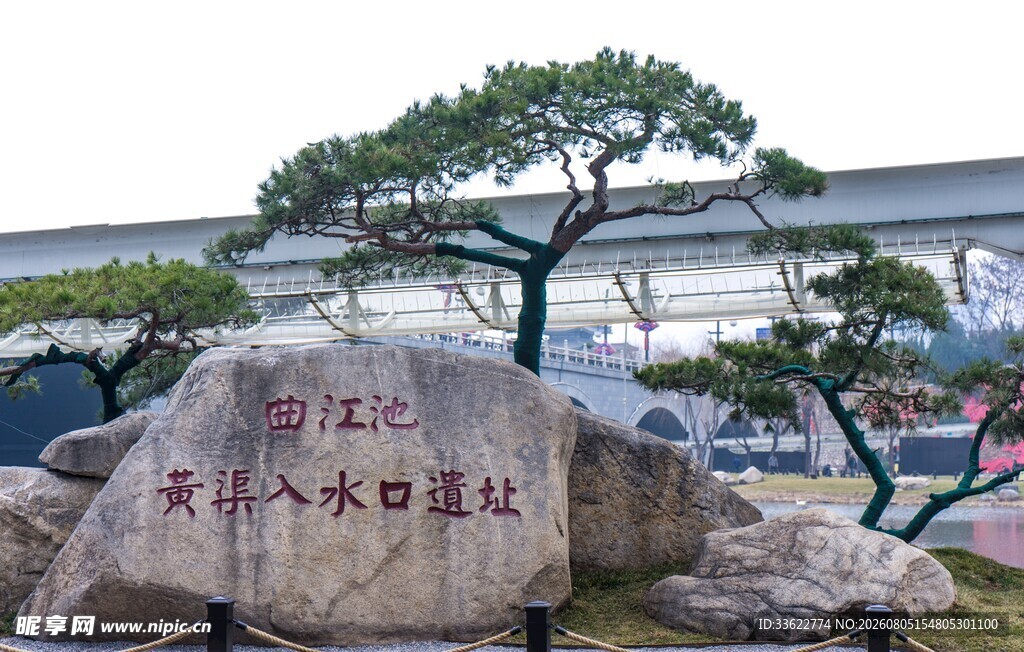 中式园林景石与松树景观