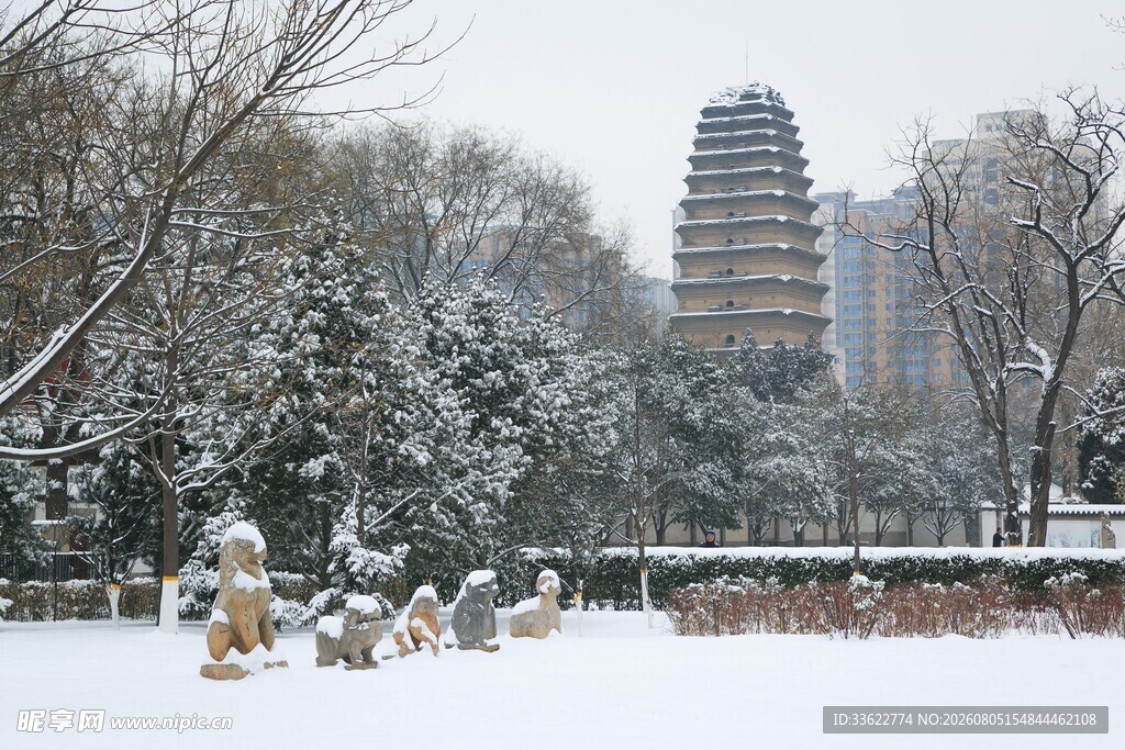 雪中古塔景色