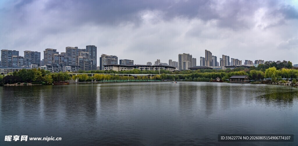湖畔城市风光