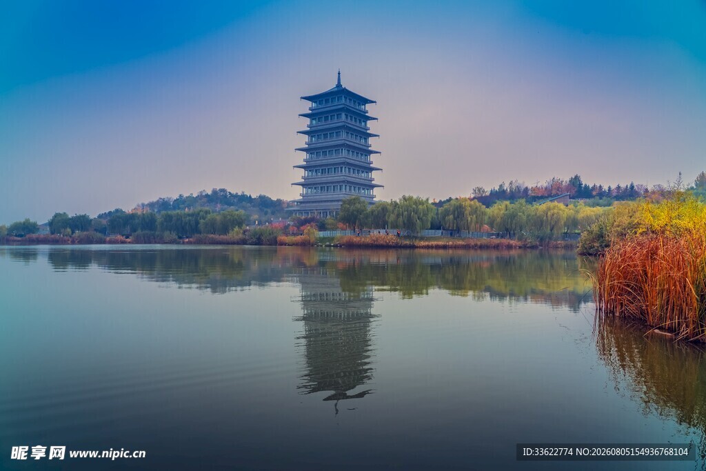 湖畔宝塔倒映美景