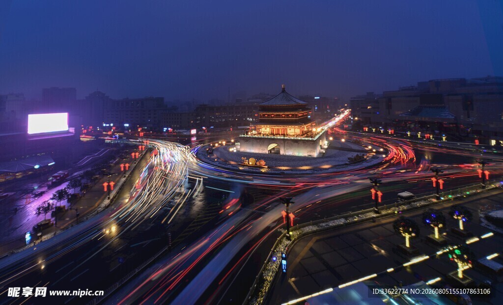 城市夜景中的繁华交通枢纽