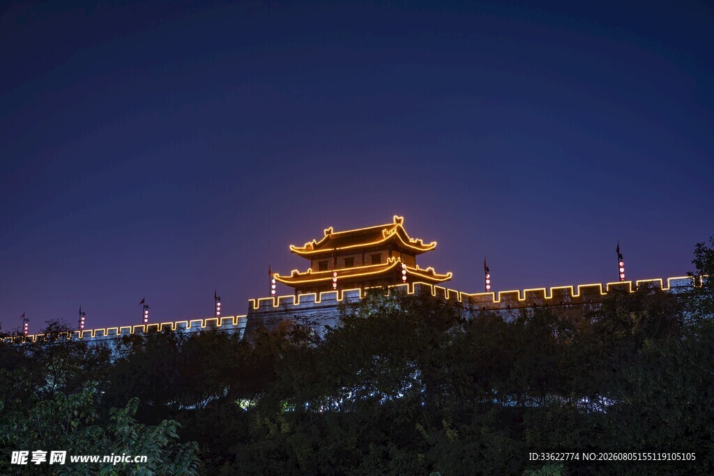 夜幕下的古建筑灯火辉煌