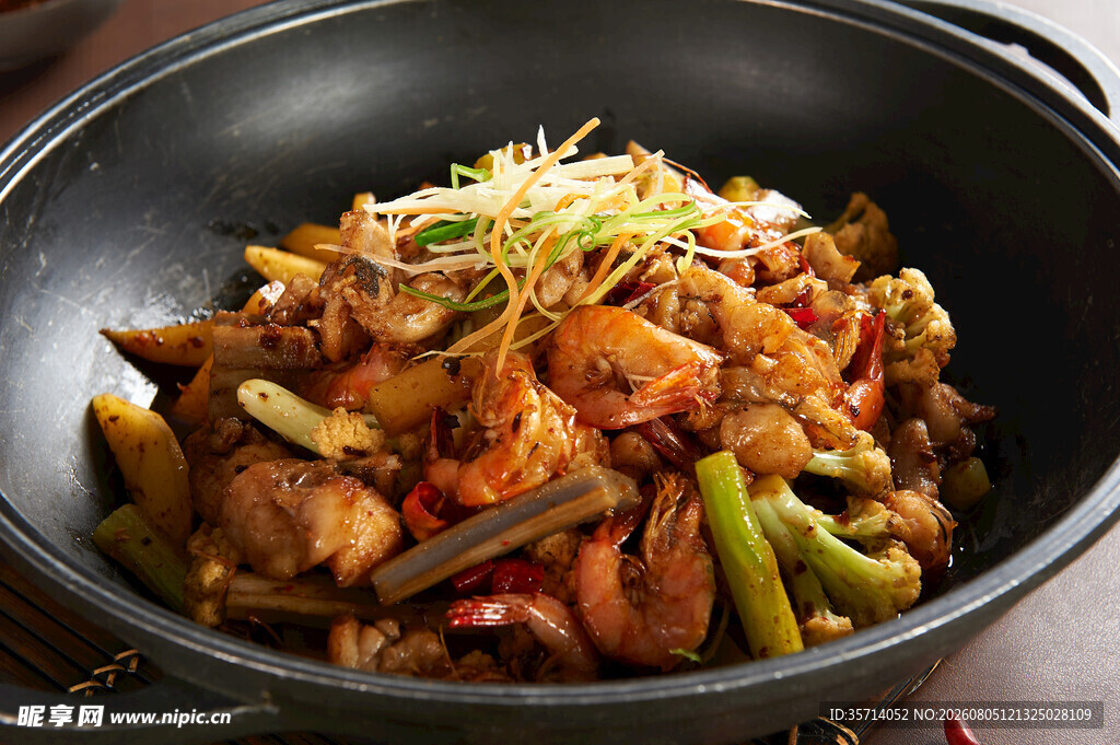 美味干锅食材丰富诱人