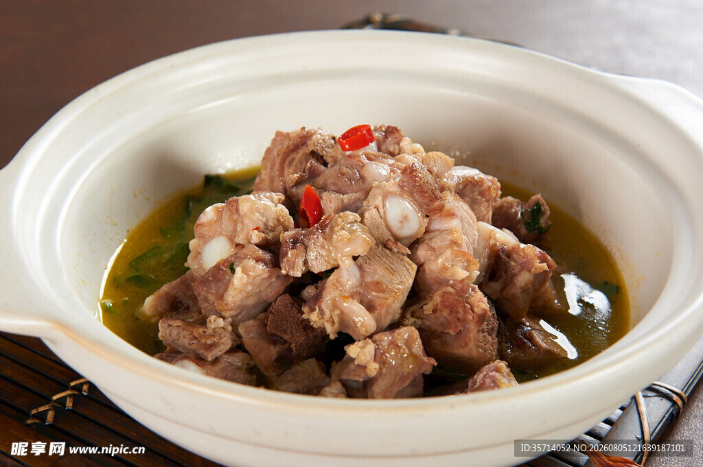 砂锅炖煮美味排骨