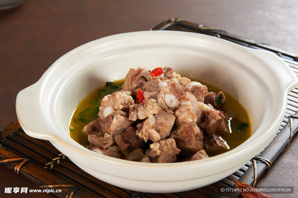 砂锅炖煮美味排骨