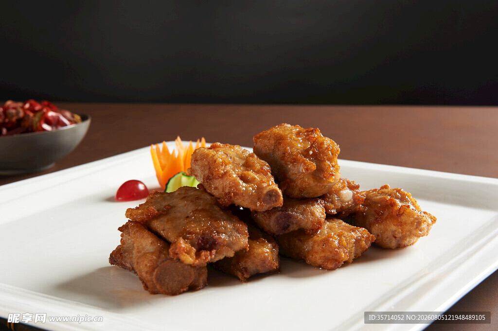 美味炸物摆于白盘