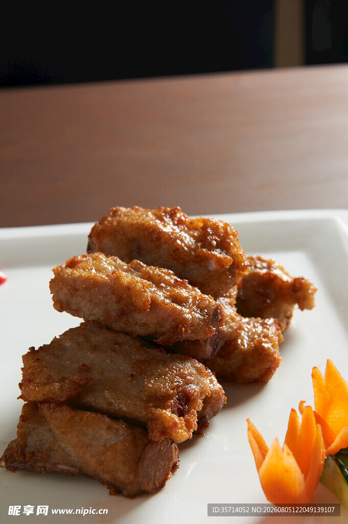 美味香煎排骨摆盘精致
