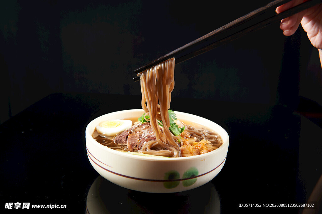 筷子夹起的美味面条