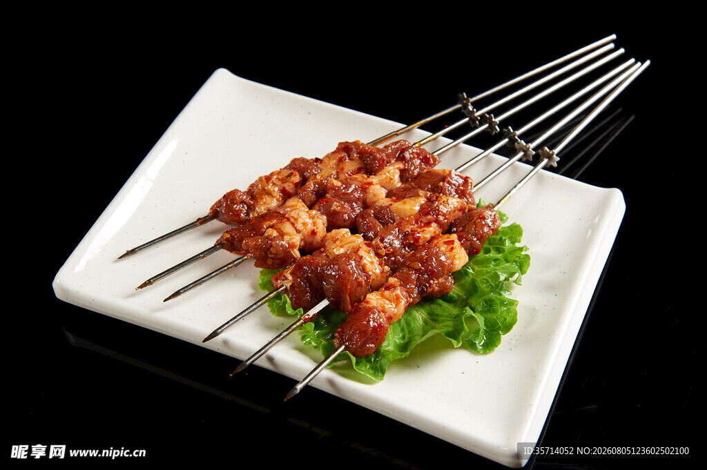 美味烤肉串摆于盘中