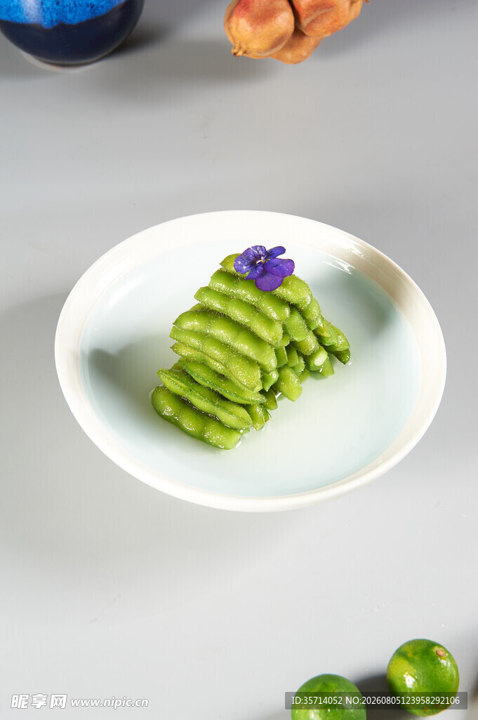 翠绿毛豆摆盘清新雅致