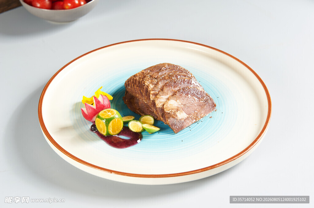 精致摆盘的特色肉类菜品