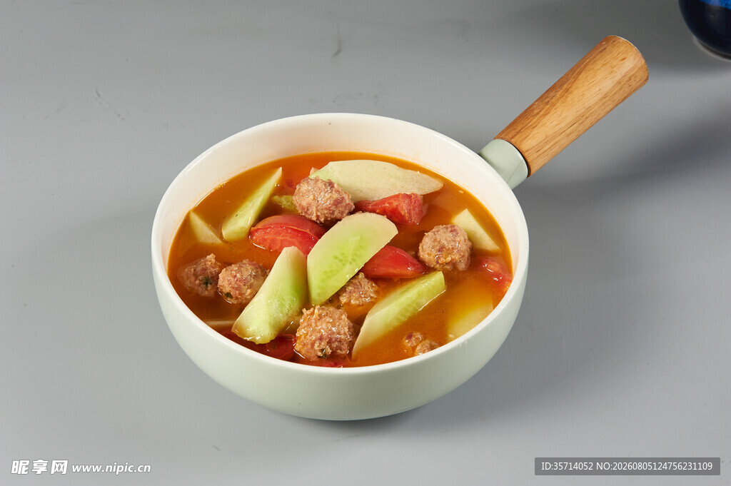 锅中美味肉丸蔬菜汤