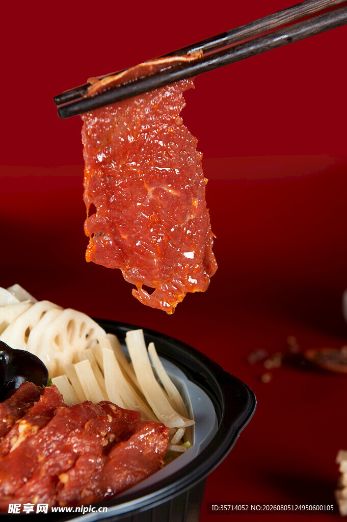筷子夹起美味火锅肉片