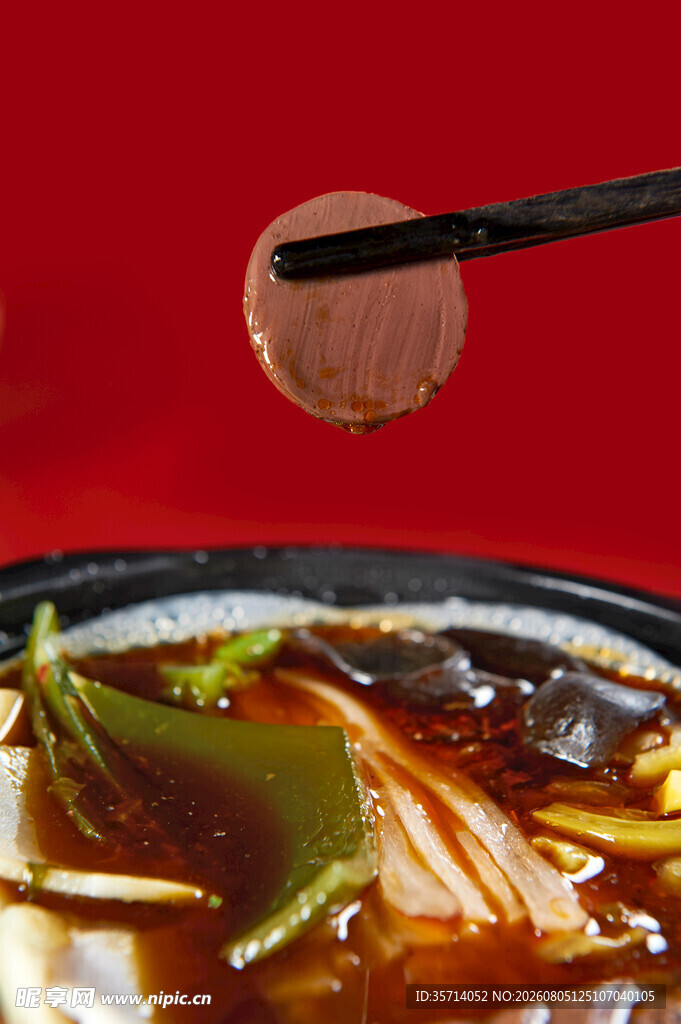 筷子夹起美味火锅食材