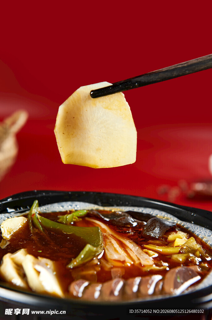 筷子夹起的美味火锅食材