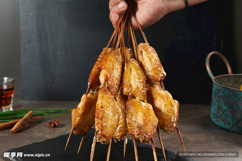 美味烤鸡翅串串诱人