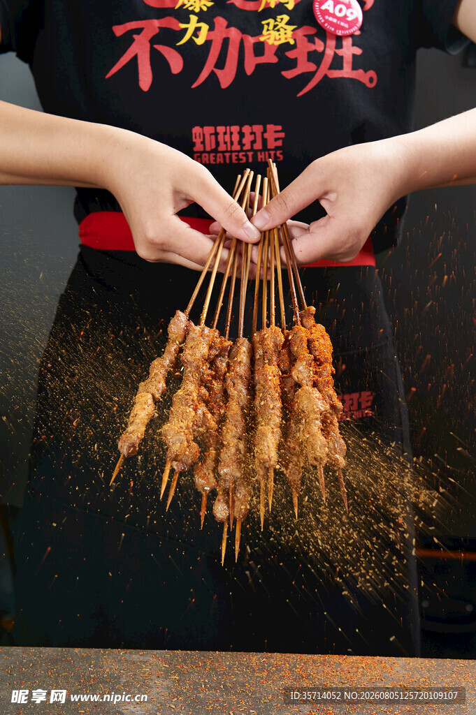 美味烤串现场撒料瞬间