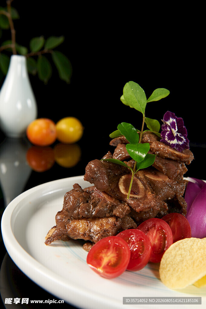 美味摆盘的特色烤羊排