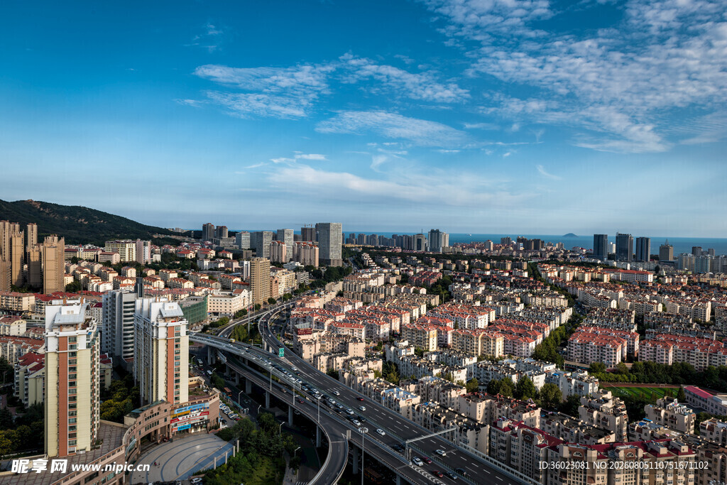 城市俯瞰美景建筑与蓝天