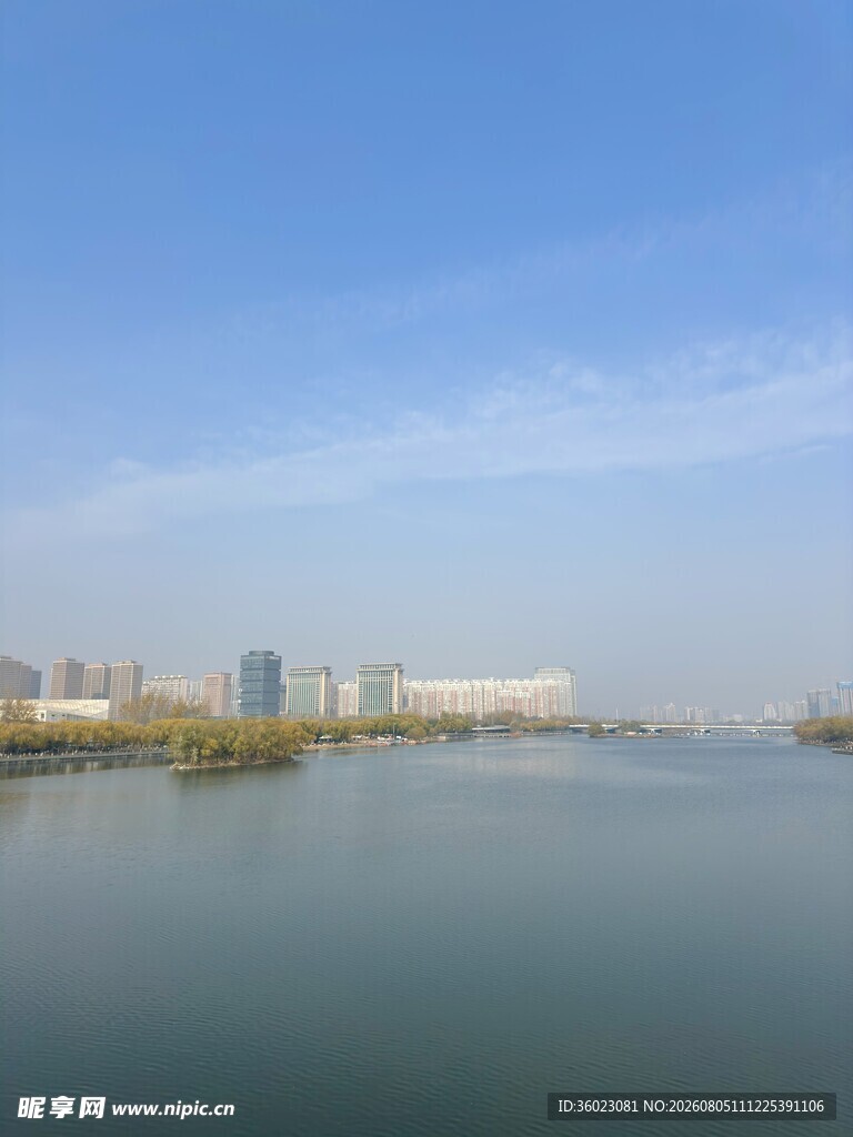 城市湖畔风光