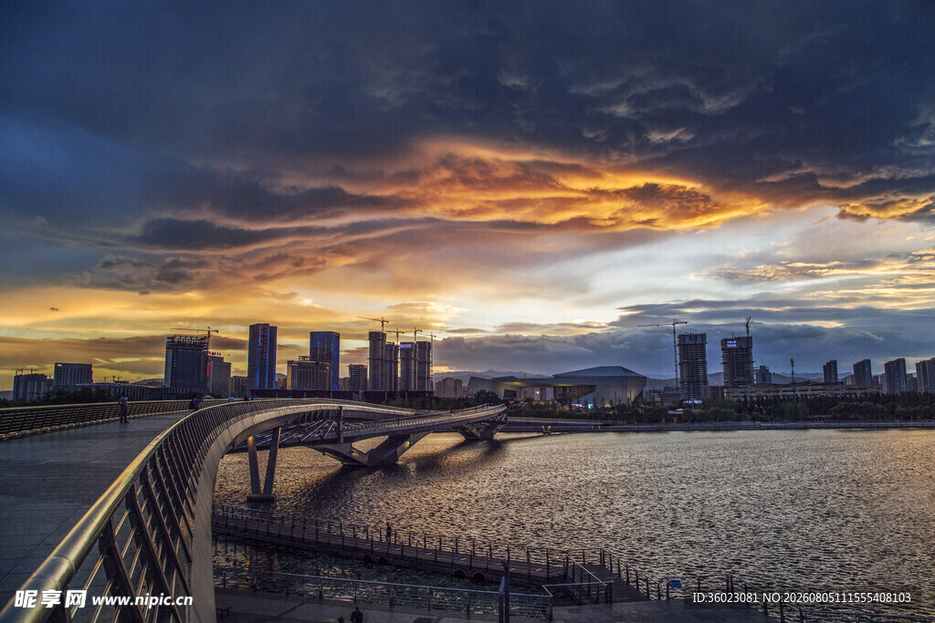 城市黄昏河畔桥梁美景