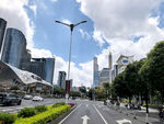 城市宽阔道路与现代建筑