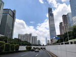 城市道路旁的高楼风景