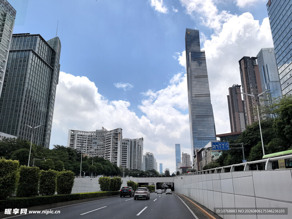 城市道路旁的高楼风景