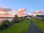 海滨夕阳下的美丽步道