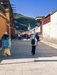 古巷行人 感受宁静氛围