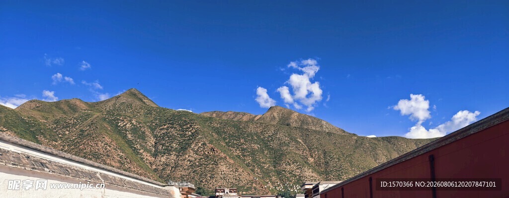 蓝天红墙下的建筑风景