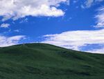 蓝天绿地山丘美景