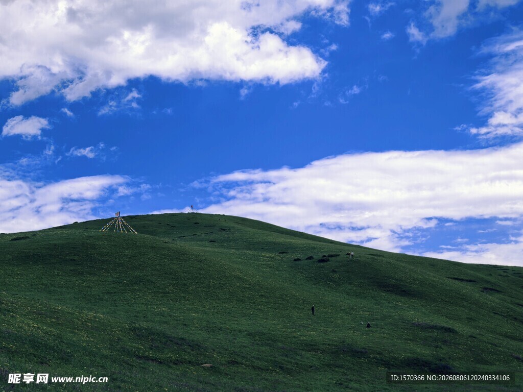蓝天绿地山丘美景