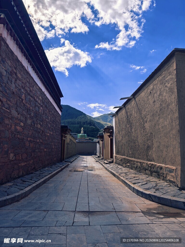 古巷蓝天 静谧的小巷风光