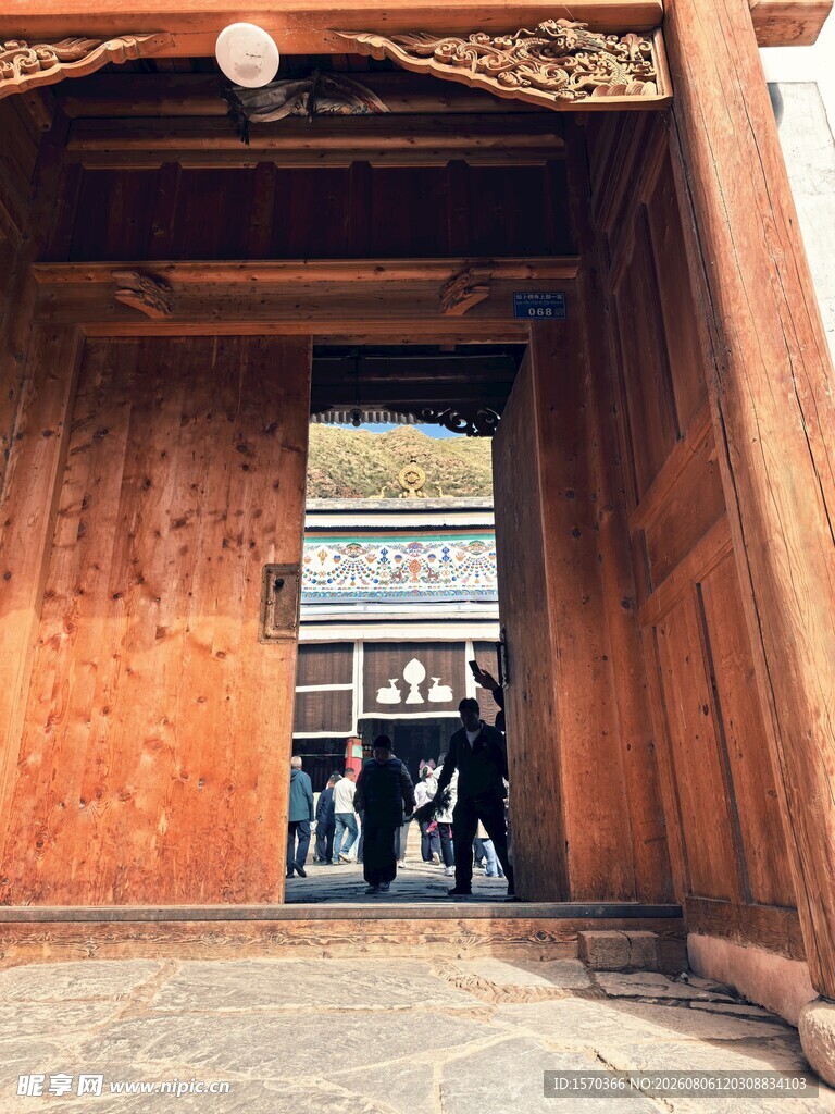 古宅门洞望外景