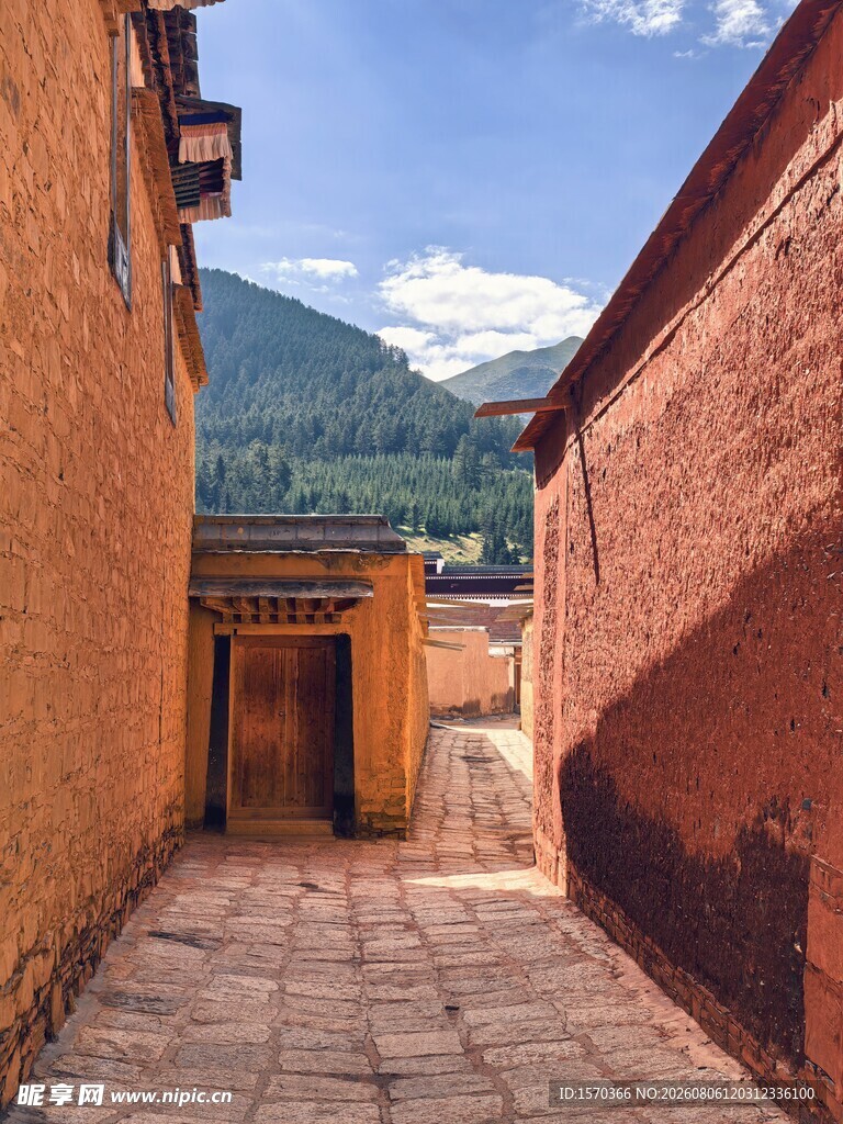 古巷风光 藏式建筑与远山