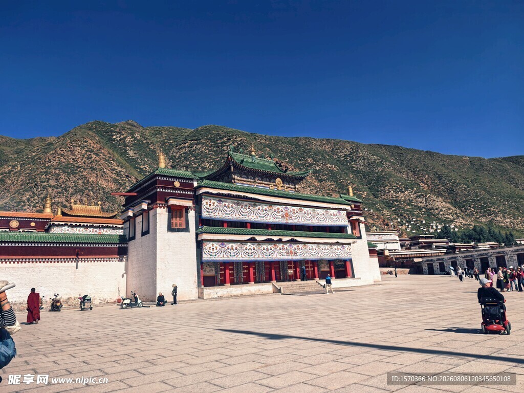 藏式建筑广场  游人漫步