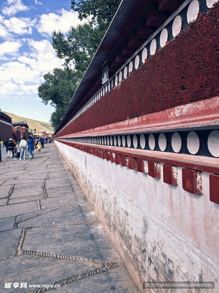 藏式红墙旁的行人步道