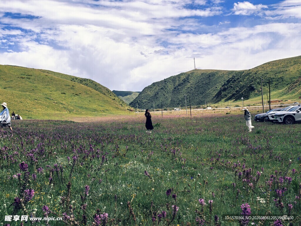 草原旷野中的人物与车辆