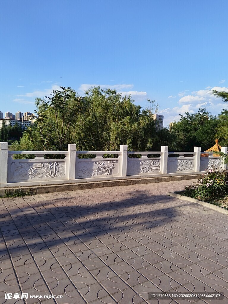 户外整洁的砖石铺就道路