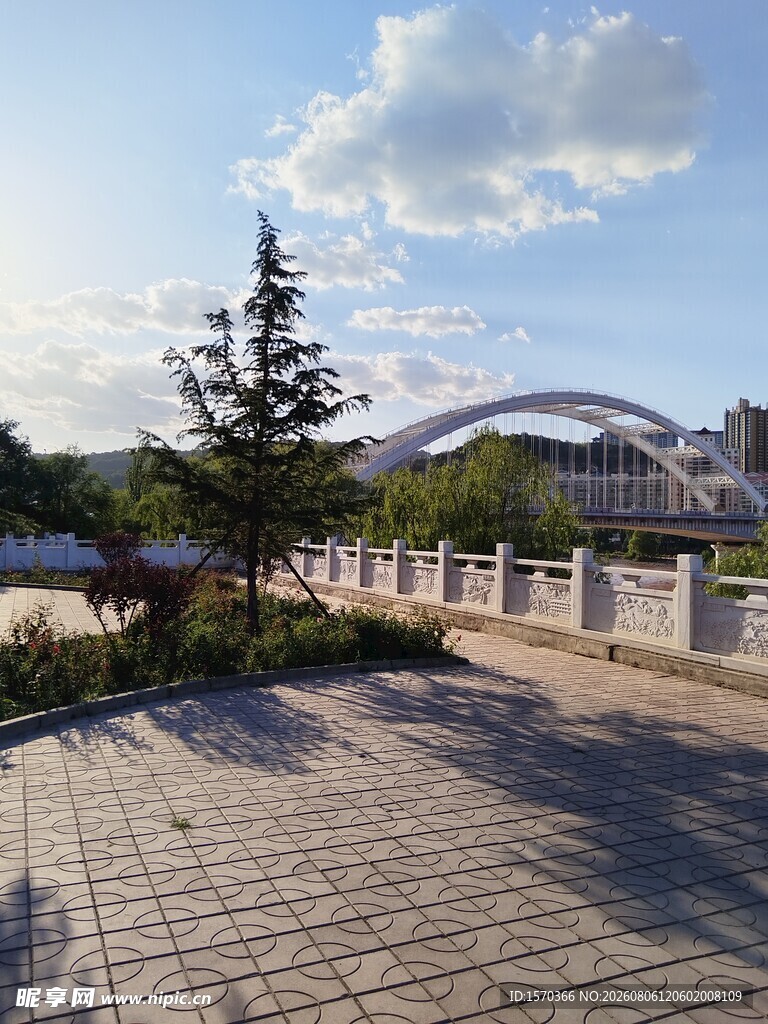 户外广场与远处建筑景观